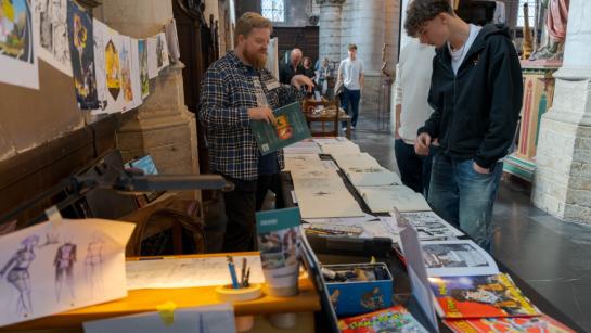 Kunstenaar toont zijn werken 