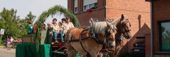 koets met paarden tijdens Sint-Genovevaprocessie