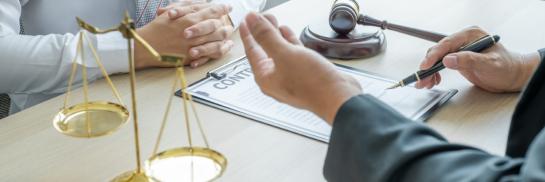 personen met papieren en juridische weegschaal