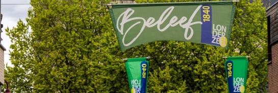 handelskernvlaggen voor kerk Londerzeel