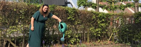 Vrouw die haar tuin begiet