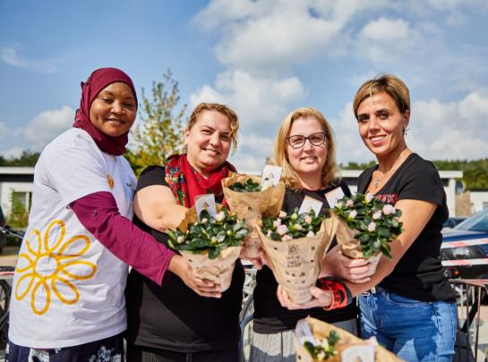 Vrijwilligers verkopen azalea's
