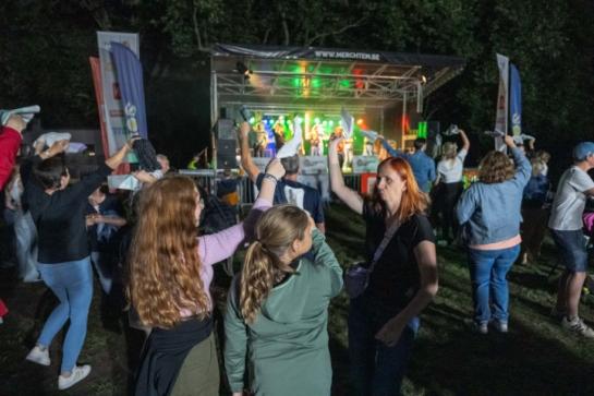 feestvierders voor een podium