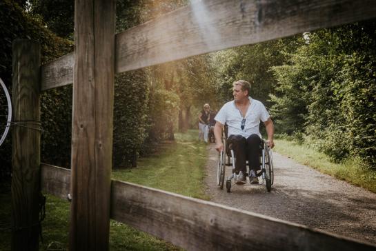 Man in rolstoel tijdens wandeling