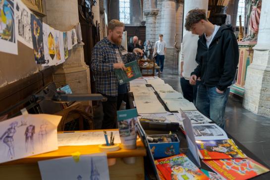 Kunstenaar toont zijn werken 